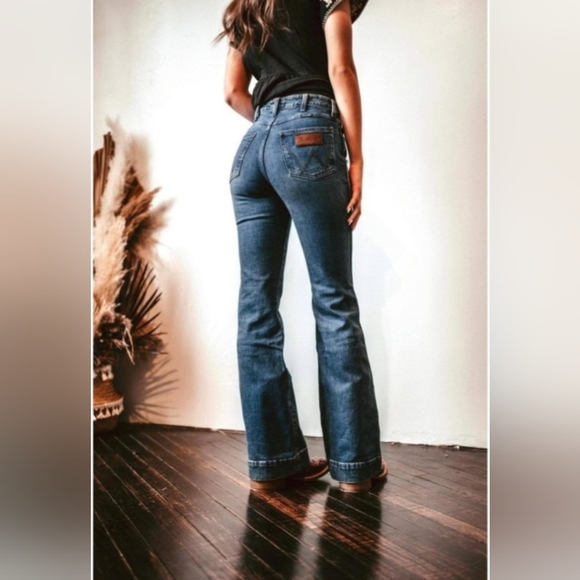 Wrangler Rock 47 Jeans Womens 30 Ultra Low Rise Boot Cut Bling Western Cowgirl - Picture 1 of 7